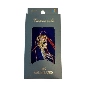Martisor cu Brosa Placata cu Aur 24K, Jolie, Ambalaj Carton cu Design, Material Metal, Model Floare, Dimensiune Brosa 2.5-3cm, Auriu/Roz